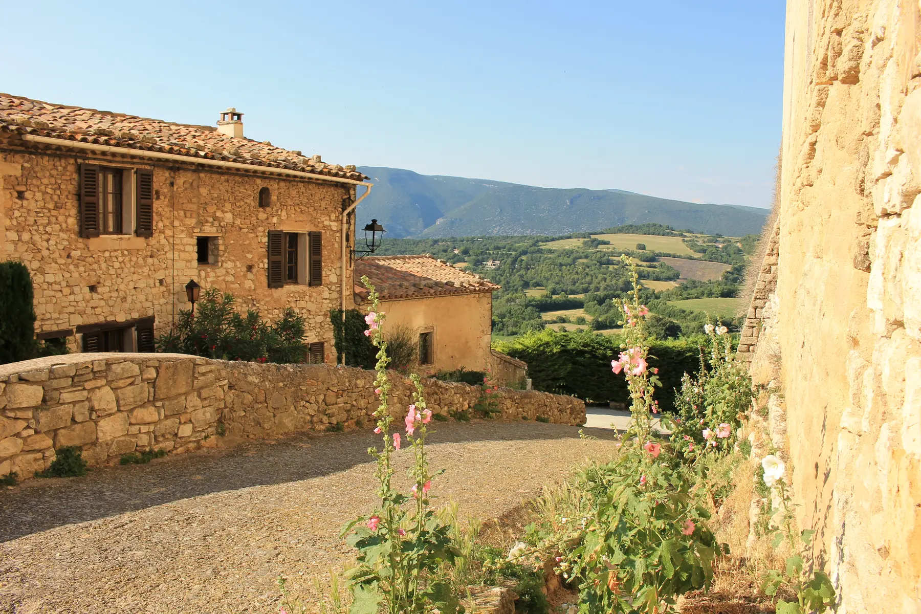 Caseneuve village du Luberon